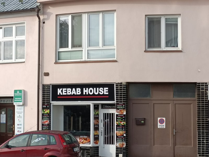 Kebab House Konice — výloha provozovny