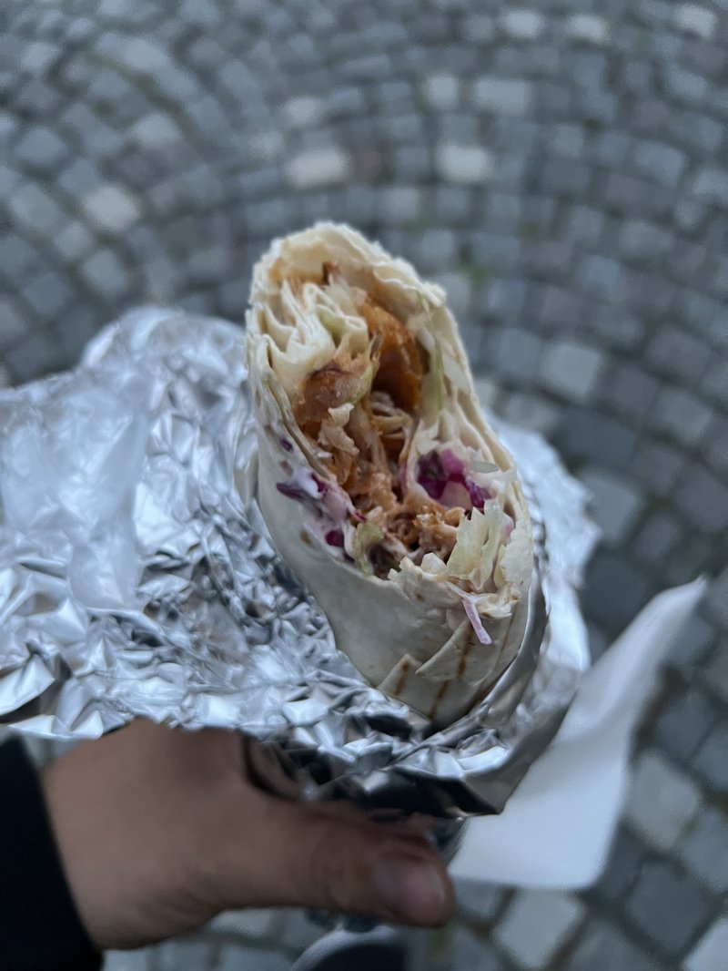 Dürüm kebab s masem a zeleninou