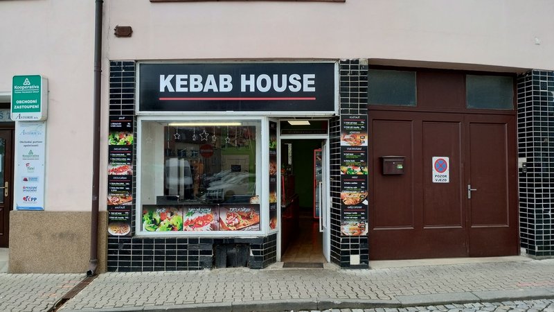 Výloha Kebab House s menu